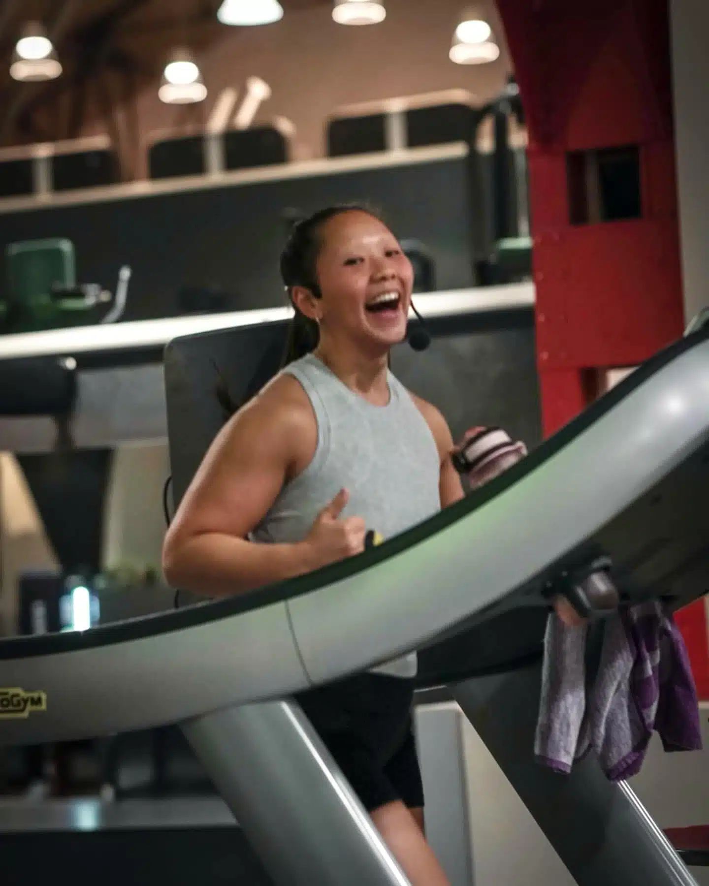 Kvinne løper på tredemølle