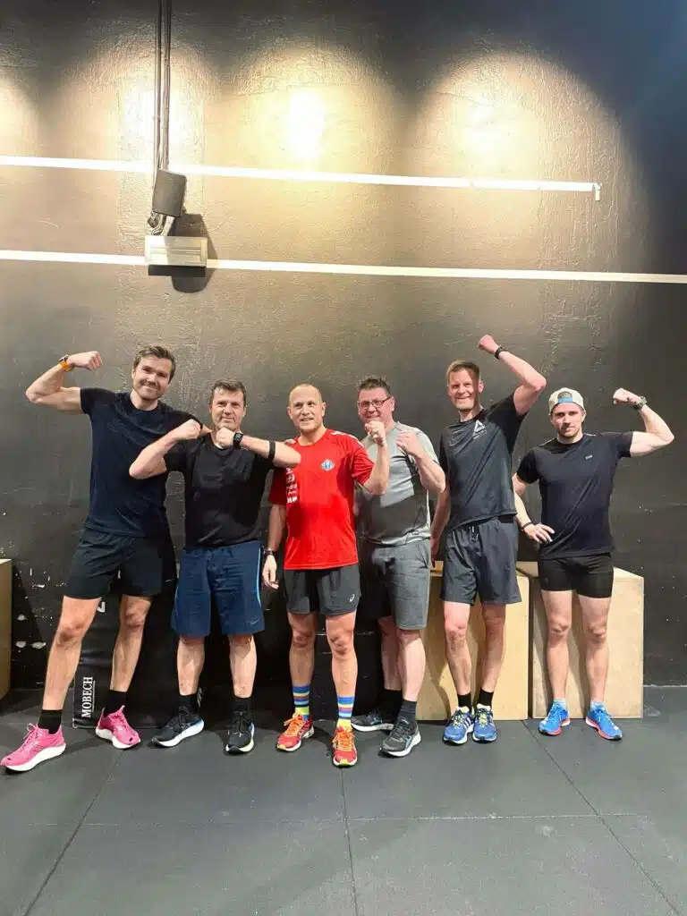 Menn som viser muskler